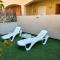 Bajo con jardín a pie de playa y piscina comunitaria con jacuzzi
