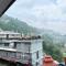 Yepplo's King Size Suite Room with Mountain View - Darjeeling