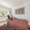 Cozy double bedroom in stunning Bungalow on River Thames - near Thorpe Park/Royal Holloway University/20mins from Heathrow - Staines upon Thames