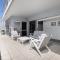 Sunny and Spacious - moments from the Beach and Downtown