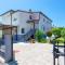 Amazing Home In Valbandon