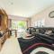 Serene spacious room (double) in gorgeous bungalow on river near Thorpe park and Holloway University Egham - Staines upon Thames