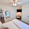 Cute and Cozy Comfy Birds Junior Cottage - 1 mile to Dwntn Ocean Springs, near Beach with Golf Cart