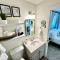 Cute and Cozy Comfy Birds Junior Cottage - 1 mile to Dwntn Ocean Springs, near Beach with Golf Cart