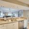 New Smyrna Beach Condo with Balcony and Pool Access - نيو سميرنا بيتش