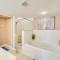 New Smyrna Beach Condo with Balcony and Pool Access - نيو سميرنا بيتش