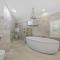 Barellen Beach House - Luxe Beach Front, Oceanview