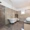 Awesome Apartment In Split With Wifi - 索林