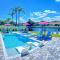 NEW Stunning Delray Waterfront Oasis - Heated Pool, Spa, Canal, Dock, Huge Patio, Pool Table! - ديلراي بيتش