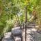 Sherman Oaks Hideaway Lush Grounds, Shared Pool! - Sherman Oaks