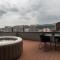Skylark - Tokyo Penthouse with Jacuzzi, Movie Theater & Panoramic View - Braşov