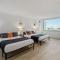 Sleep 6 Stylish 1BR 2BA Beachfront by CozySuites - 大西洋城