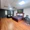 Apartment with King bed and 85 TV 5 min Bus Station - 维多利亚城