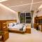 S R Pool Suites