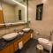 S R Pool Suites