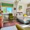 LITTLE LONDON ONE boutique apartment Netflix TV Old Town