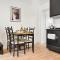 5 mins to City center in Bright & Cozy stay