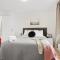 5 mins to City center in Bright & Cozy stay