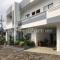 Hotel D88 Mitra RedDoorz Near Santera Flower Garden
