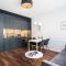 Elegant apartment next to the metro station by Noclegi Renters - Varšava