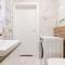 Elegant apartment next to the metro station by Noclegi Renters - Varšava