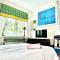 LITTLE LONDON boutique apartment with Netflix, top location in Old Town
