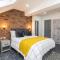 5 Bedroom 5 Bathroom House with Free Parking, Fast WiFi, Smart TV and Work Desks by Yoko Property - Coventry