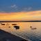 Beachfront Traverse City Resort Condo with Pool - 特拉弗斯城
