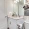 Chic Sarasota Condo with Balcony 2 Mi to Beaches! - ساراسوتا