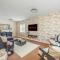 Beautiful Detached House with Study Room, SmartTVs, Fast Wifi and Free Driveway Parking by Yoko Property - Northampton