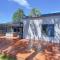 Chalet cosy avec terrasse, 6 couchages, piscine chauffée, proche plage et commerces - FR-1-361-477