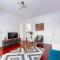 Cosy Modern Apartment - 1 minute walk from train station