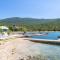 Beachfront Apartment house Hon with pool - Dubrava