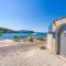 Beachfront Apartment house Hon with pool - Dubrava