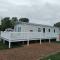 Elegant 2 Bed 1 and Half Bath Caravan in Holiday Resort Village - 北安普敦