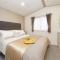 Elegant 2 Bed 1 and Half Bath Caravan in Holiday Resort Village - 北安普敦
