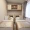 Elegant 2 Bed 1 and Half Bath Caravan in Holiday Resort Village - 北安普敦