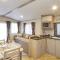 Elegant 2 Bed 1 and Half Bath Caravan in Holiday Resort Village - 北安普敦