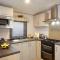 Elegant 2 Bed 1 and Half Bath Caravan in Holiday Resort Village - 北安普敦