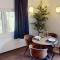 CROWN LIVING Design Loft, Küche, Bibliothek, Gartensitzplatz