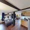 CROWN LIVING Design Loft, Küche, Bibliothek, Gartensitzplatz