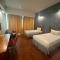 MAYRES HOTEL