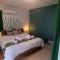" Kalaoula", trois chambres, jardin cosy, spa, cinq mn plage, Terre-Sainte