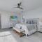 On The Rocks, 8 bed, 8,5 bath, Waterfront home with boat dock and rooftop deck - برادنتون بيتش