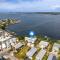 On The Rocks, 8 bed, 8,5 bath, Waterfront home with boat dock and rooftop deck - برادنتون بيتش