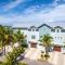 On The Rocks, 8 bed, 8,5 bath, Waterfront home with boat dock and rooftop deck - برادنتون بيتش