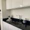 Enkhuizer Strand Chalet Windrose mit Zaun Haus Nr 225 - 恩克赫伊曾
