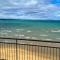 Beachfront Traverse City Resort Condo with Pool - 特拉弗斯城
