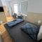 Zimmer für 2 Personen-Bad-Kühlschrank-TV-11