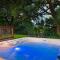 A Secret TX Hideaway, Hot Tub, Firepit, Sleeps 6 - 弗雷德里克斯堡